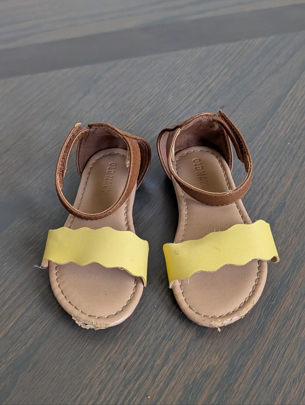 Old Navy Toddler Girls Scalloped Ankle Strap Sandals Yellow Brown Size 7